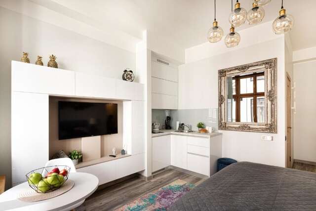 Апартаменты Art Design King Bed Studio Apartment In Old Town Рига-35